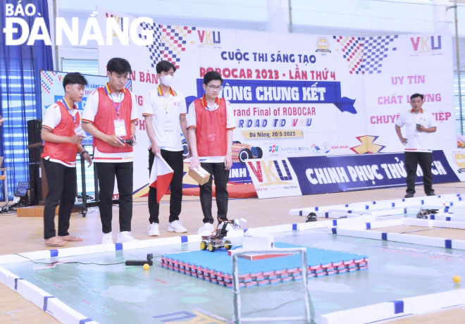 Các đội thi tranh tài tại vòng chung kết cuộc thi Robocar ngày 20-5. Ảnh: NGỌC HÀ