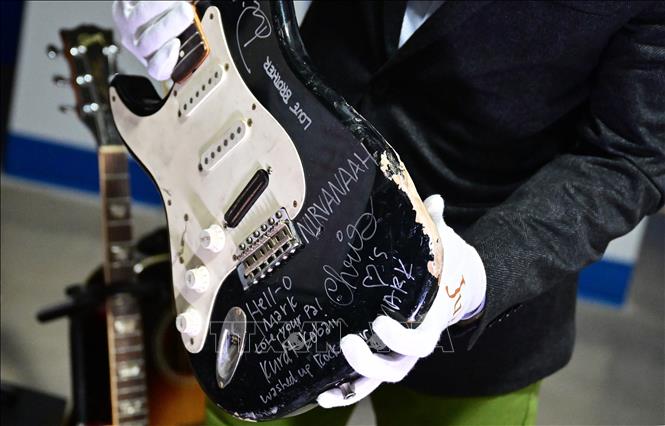 Cây guitar bị đập nát của huyền thoại Kurt Cobain được trưng bày tại công ty đấu giá Julien's Auctions ở New York, Mỹ ngày 2-5-2023. Ảnh: AFP/TTXVN