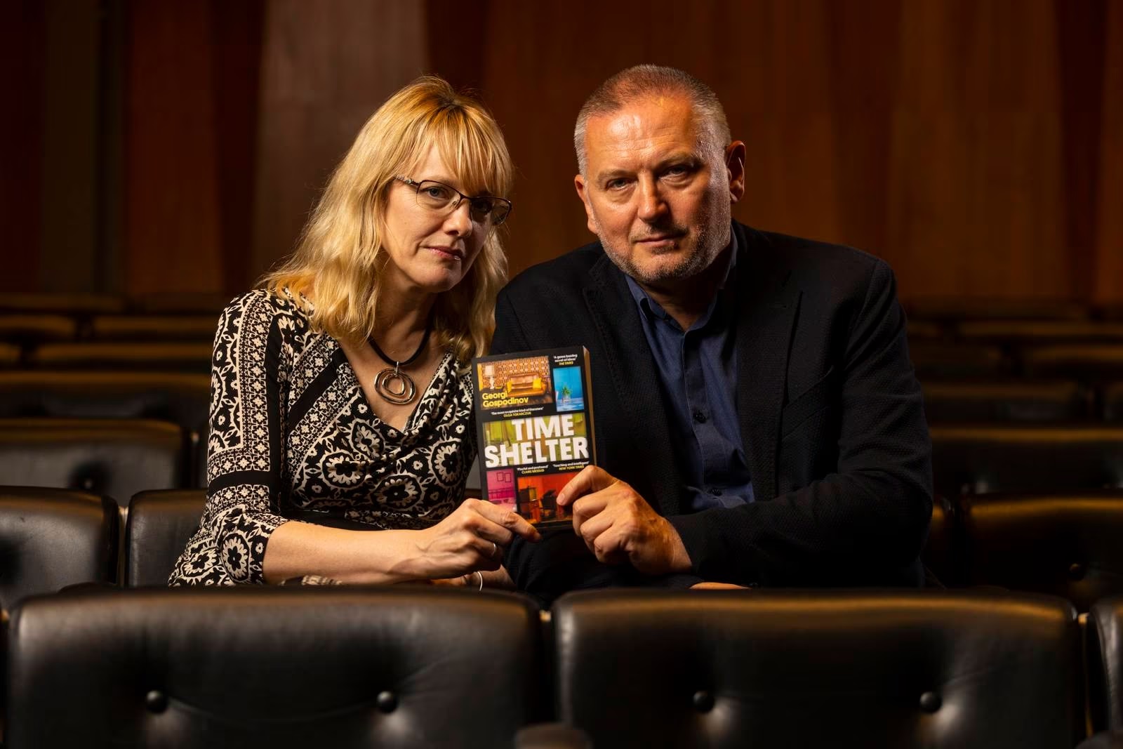 Angela Rodel và Georgi Gospodinov, dịch giả và tác giả cuốn Time Shelter, người đoạt giải Booker quốc tế 2023. Ảnh: irishtimes.com