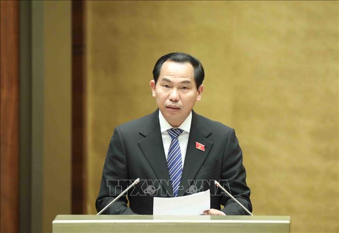 Chủ nhiệm Ủy ban Tài chính, Ngân sách của Quốc hội Lê Quang Mạnh trình bày Báo cáo thẩm tra về việc tiếp tục thực hiện chính sách giảm thuế giá trị gia tăng 2% theo Nghị quyết số 43/2022/QH15 ngày 11/01/2022. Ảnh: Minh Đức/TTXVN