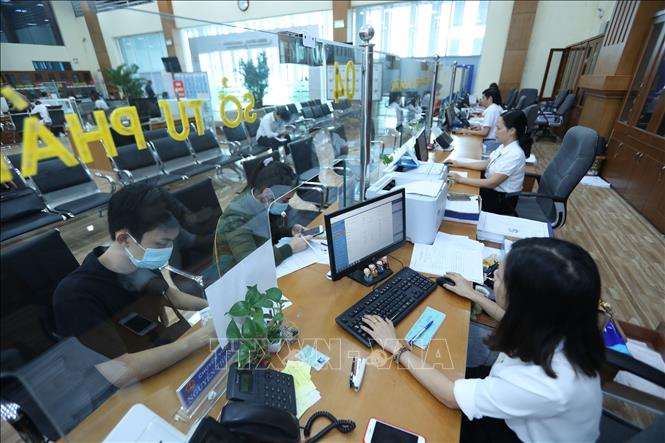 Tiếp nhận và giải quyết hồ sơ của các sở, ban, ngành tại Trung tâm Phục vụ hành chính công tỉnh Bắc Giang. Ảnh tư liệu: Danh Lam/TTXVN