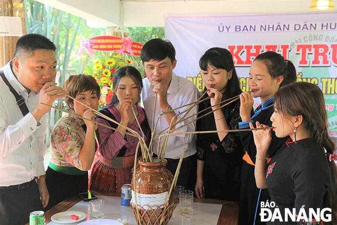 Thưởng thức rượu cần Phú Túc tại lễ khai trương Điểm du lịch cộng đồng thôn Tà Lang - Giàn Bí (xã Hòa Bắc). Ảnh: V.T.L