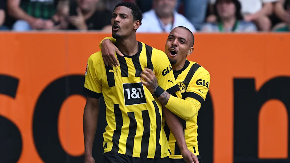 Sebastien Haller lập cú đúp vào lưới Ausburg giúp Borussia Dortmund lấy ngôi đầu Bundesliga trước vòng đấu cuối cùng. Ảnh: Bild
