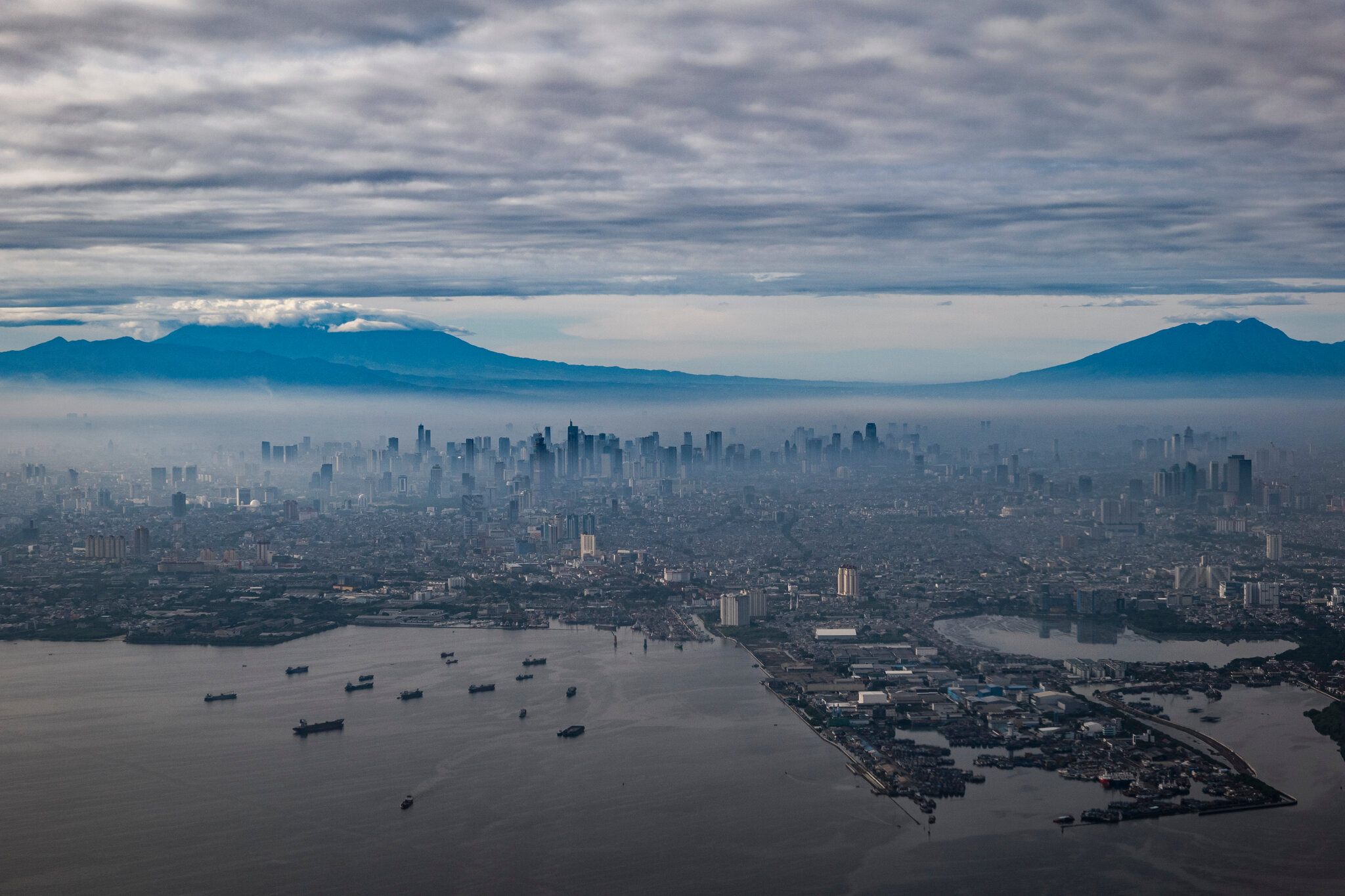 Khoảng 40% diện tích thủ đô Jakarta hiện nằm dưới mực nước biển. Ảnh: NYT 