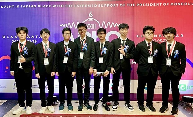 Tám học sinh Việt Nam tham dự APhO 2023. (Nguồn: Bộ Giáo dục và Đào tạo)