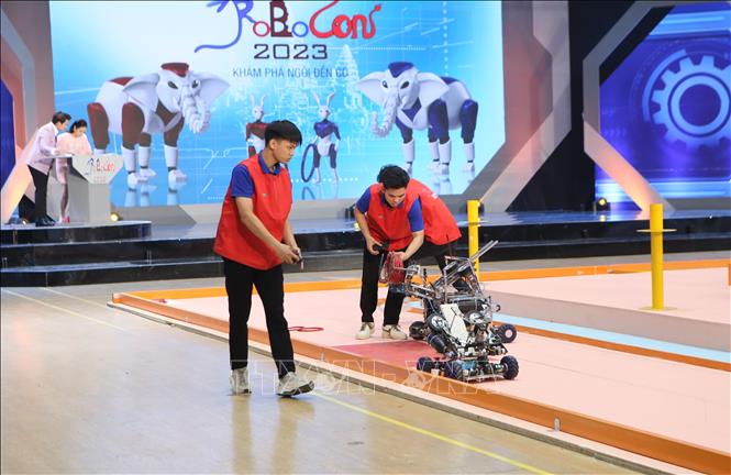 Một số tình huống thi đấu giữa các đội tại vòng chung kết Cuộc thi Robocon Việt Nam 2023.