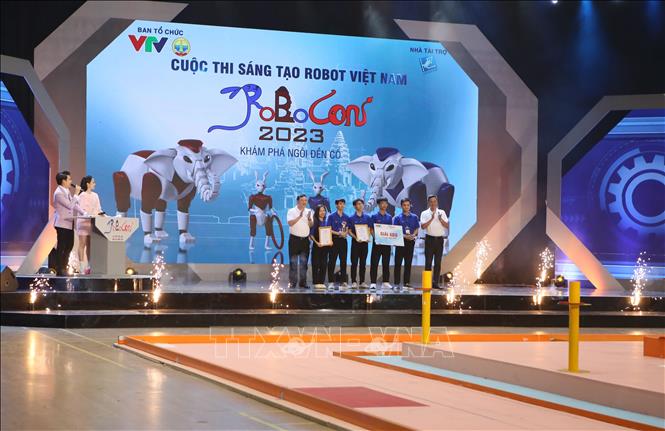 Ban tổ chức trao giải Nhất cho đội Đại học Công nghiệp Hà Nội tại Vòng chung kết cuộc thi Robocon Việt Nam 2023.