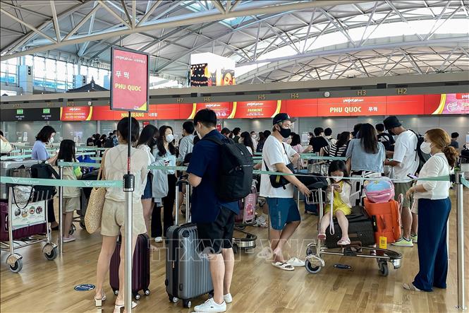 Hành khách xếp hàng chờ check-in chuyến bay đến đảo Phú Quốc (Việt Nam) tại sân bay Quốc tế Incheon, Hàn Quốc. Ảnh: Anh Nguyên/TTXVN