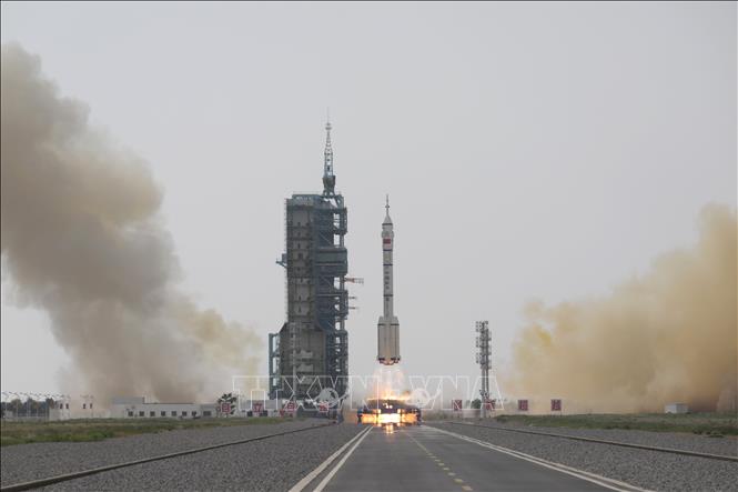 Tên lửa đẩy Trường Chinh-2F mang theo tàu vũ trụ Thần Châu-16 rời bệ phóng, tại Trung tâm phóng vệ tinh Tửu Tuyền ở Tây Bắc Trung Quốc ngày 30-5-2023. Ảnh: TTXVN