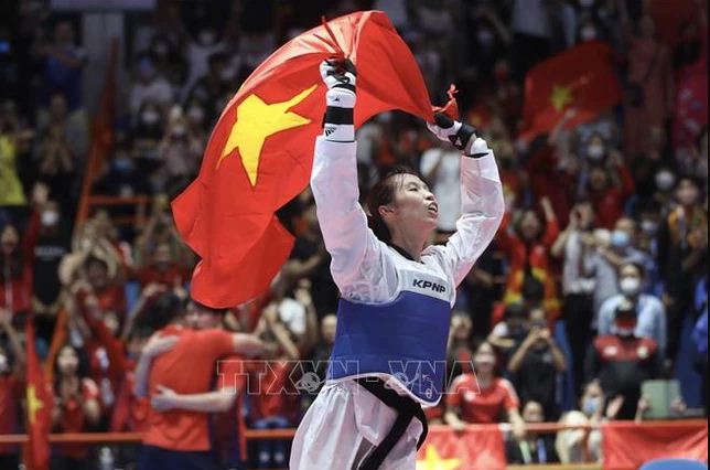 VĐV Trương Thị Kim Tuyền ăn mừng khi giành chiến thắng VĐV Chutikan Jongkolrattanawattana ở chung kết hạng cân 46 kg nữ tại SEA Games 31. Ảnh minh họa: Minh Quyết/TTXVN