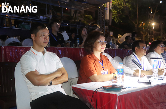 Phó Chủ tịch UBND thành phố Ngô Thị Kim Yến (thứ 2, từ trái sang) tổng duyệt chương trình nghệ thuật của lễ khai mạc DIFF 2023. Ảnh: X.D