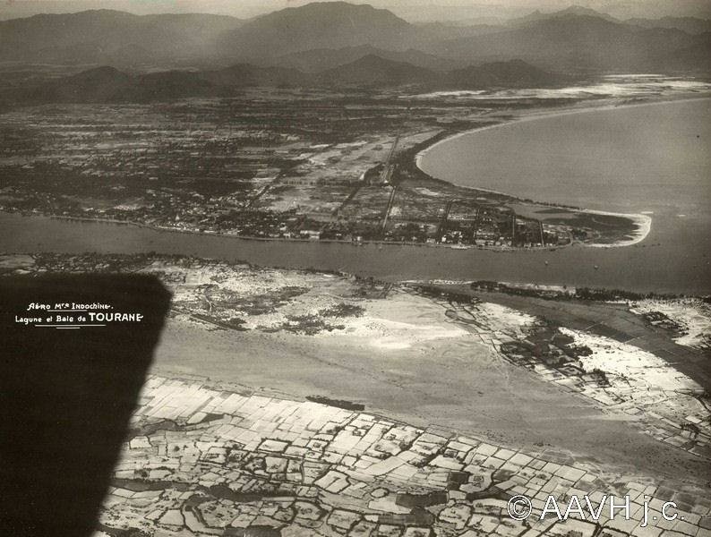 Không ảnh nhìn bao quát hình ảnh cuối sông đầu biển thành phố Đà Nẵng. (Ảnh được chụp vào đầu thế kỷ XX)Ảnh tư liệu