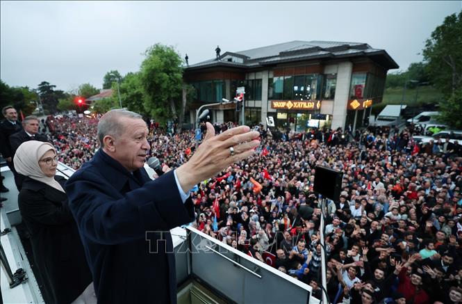Tổng thống Thổ Nhĩ Kỳ Tayyip Erdogan phát biểu trước những người ủng hộ tại Istanbul ngày 28/5/2023. Ảnh: TTXVN