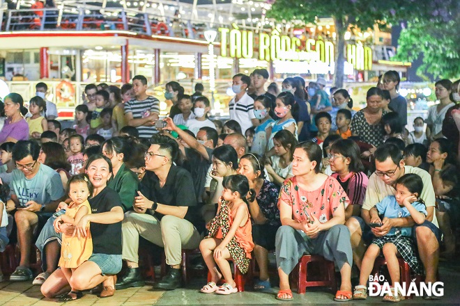 Đông đảo người dân tham gia thưởng thức đêm hội âm nhạc đường phố.