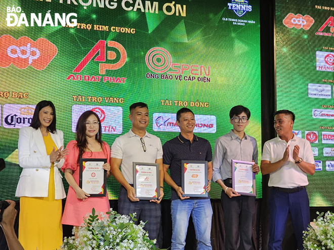 ban tổ chức trao giải cho các vận động viên đoạt thành tích cao.