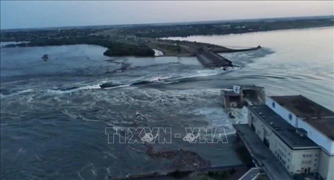 Đập thủy điện Kakhovka ở Nova Kakhovka, gần Kherson,Ukraine bị vỡ, ngày 6-6-2023. Ảnh: AFP/TTXVN