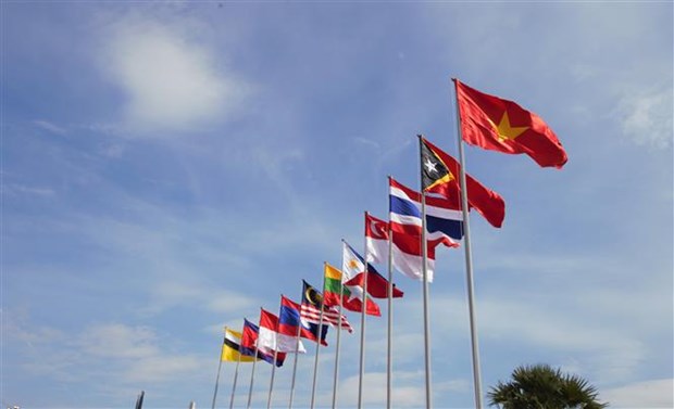 Quốc kỳ các nước tham dự ASEAN Para Games 12. (Ảnh: Hoàng Minh/TTXVN)