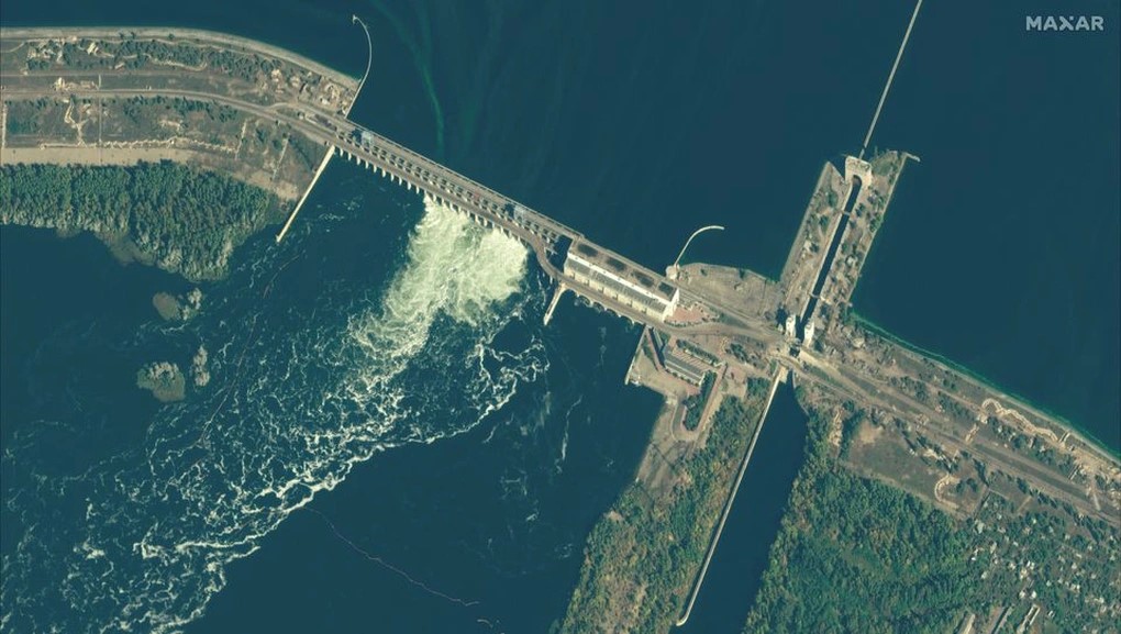 Hình ảnh chụp từ vệ tinh cho thấy đập thủy điện Nova Kakhovka ở vùng Kherson bị vỡ ngày 6-6. Ảnh: Reuters