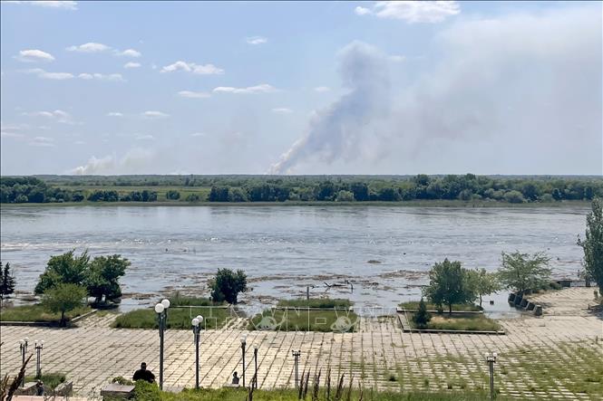 Ngập lụt tại thành phố Kherson, miền Nam Ukraine, sau khi đập thủy điện Kakhovka bị vỡ, ngày 6/6/2023. Ảnh: TTXVN