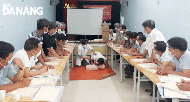 Nghiệp đoàn nghề cá phường Xuân Hà (quận Thanh Khê) tổ chức tập huấn sơ cấp cứu cho ngư dân. Ảnh: X.H
