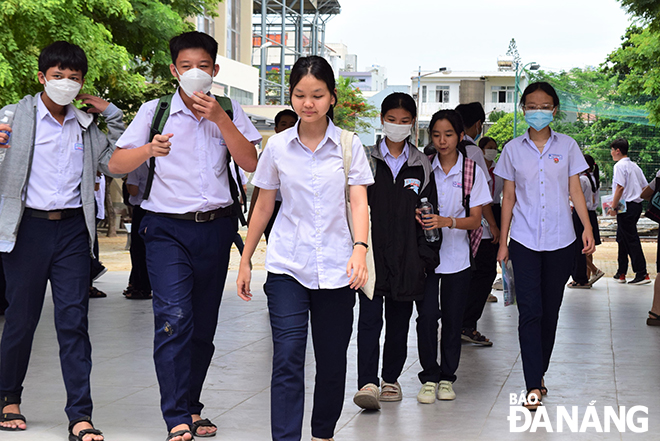 Thí sinh kết thúc thi các môn chuyên tại điểm thi Trường THPT Phan Châu Trinh trong tâm lý thoải mái. 
