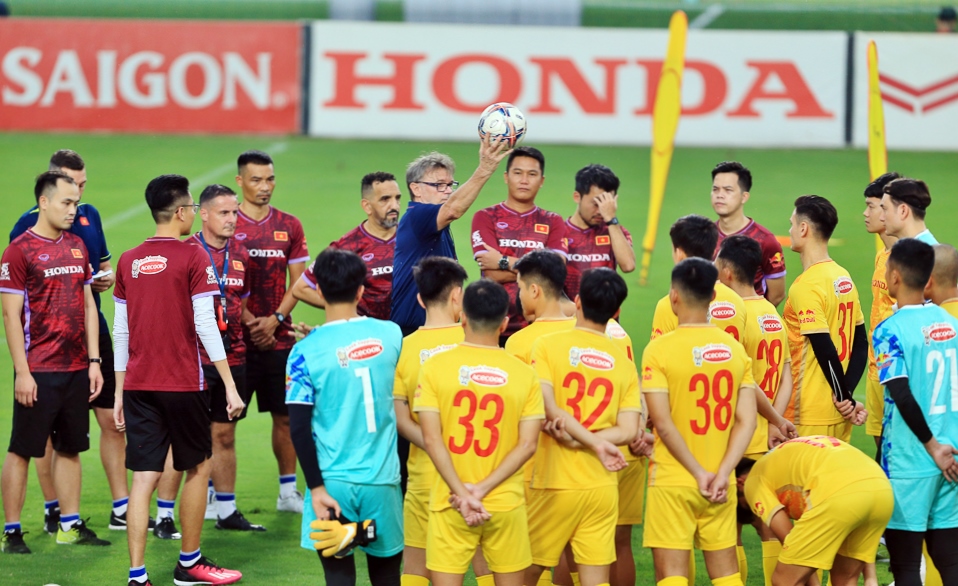 HLV Troussier cho đội tuyển quốc gia tập luyện chung cùng đội U23 Việt Nam, từng bước sàng lọc lực lượng cho mục tiêu dài hơi là World Cup 2026. Ảnh: VFF