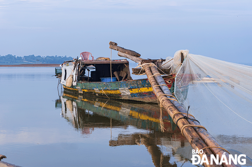 Nhiều ngư dân trên hồ Trị An treo thuyền vì cá cạn kiệt, khó đánh bắt.