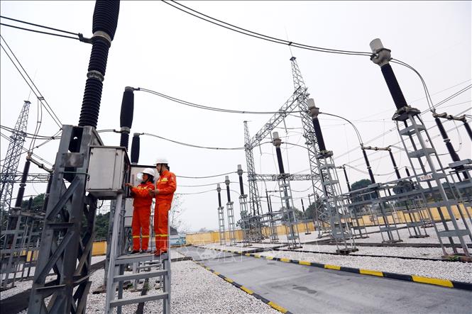 Công nhân Công ty Truyền tải điện 1 kiểm tra thiết bị TBA 220 kV Xuân Mai. Ảnh minh họa: Huy Hùng/TTXVN