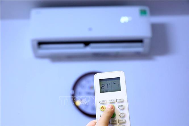 EVNHANOI khuyến cáo khách hàng sử dụng hợp lý điều hoà nhiệt độ, đặt ở mức 26 - 27 độ C trở lên, sử dụng kết hợp với quạt. Ảnh: Huy Hùng/TTXVN