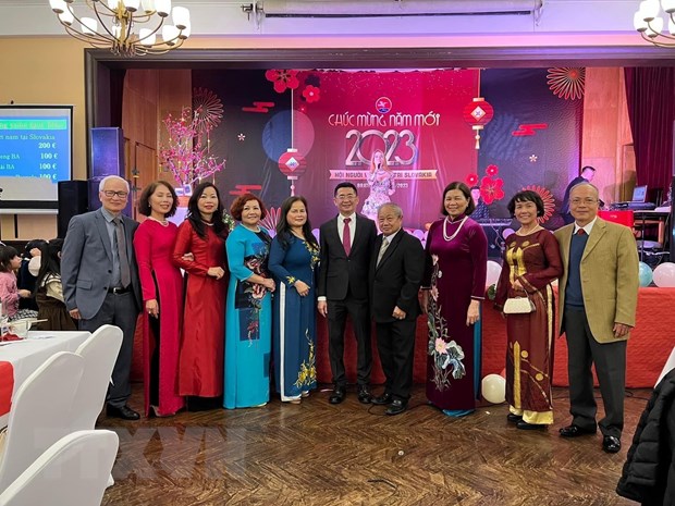 Đại diện cộng đồng người Việt tại Slovakia tham dự chương trình Tết Cộng đồng nhân dịp Tết Nguyên đán Quý Mão 2023. Ảnh: TTXVN phát