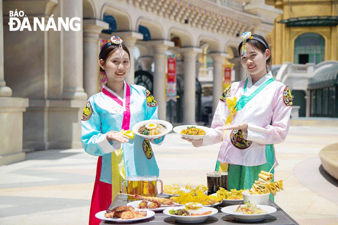 Các hoạt động đồng hành DIFF 2023 giúp gia tăng trải nghiệm cho du khách. Trong ảnh: Giới thiệu ẩm thực Hàn Quốc tại lễ hội văn hóa Hàn Quốc tổ chức ở khu du lịch Sun World Ba Na Hills. Ảnh: M.Q