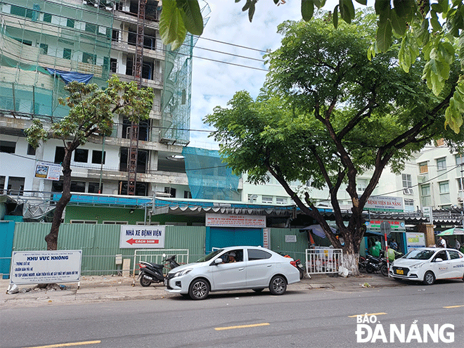 UBND phường Thạch Thang đã lập rào chắn cứng trên vỉa hè đường Quang Trung, không cho phép giữ xe tự phát trước cổng Bệnh viện Đà Nẵng. Ảnh: Đ.H.L