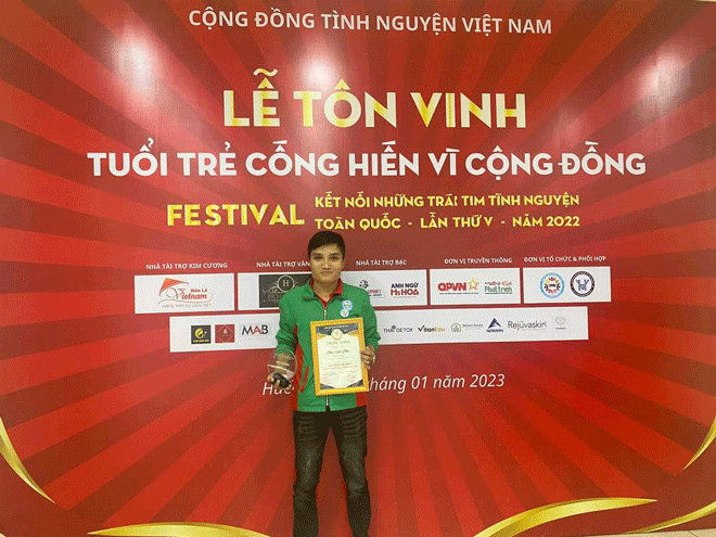 Anh Phan Xuân Phúc nhận giấy chứng nhận tuổi trẻ cống hiến vì cộng đồng tại Lễ tôn vinh “Tuổi trẻ cống hiến vì cộng đồng” .Ảnh: NVCC