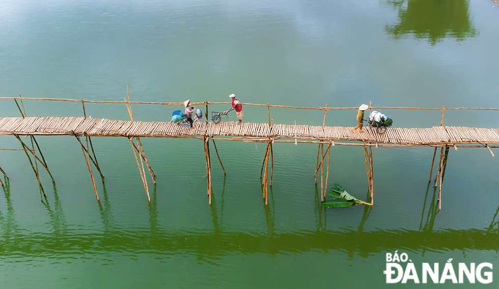 Cây cầu gắn liền với hoạt động sản xuất hằng ngày của hơn 300 hộ dân của thôn Cẩm Đồng.	