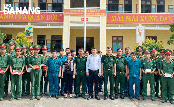 Lãnh đạo UBND quận Thanh Khê và các đoàn thể của quận đến thăm chiến sĩ mới nhập ngũ năm 2023 của Trung đoàn 971, Bộ Chỉ huy Quân sự thành phố. Ảnh: C.T	