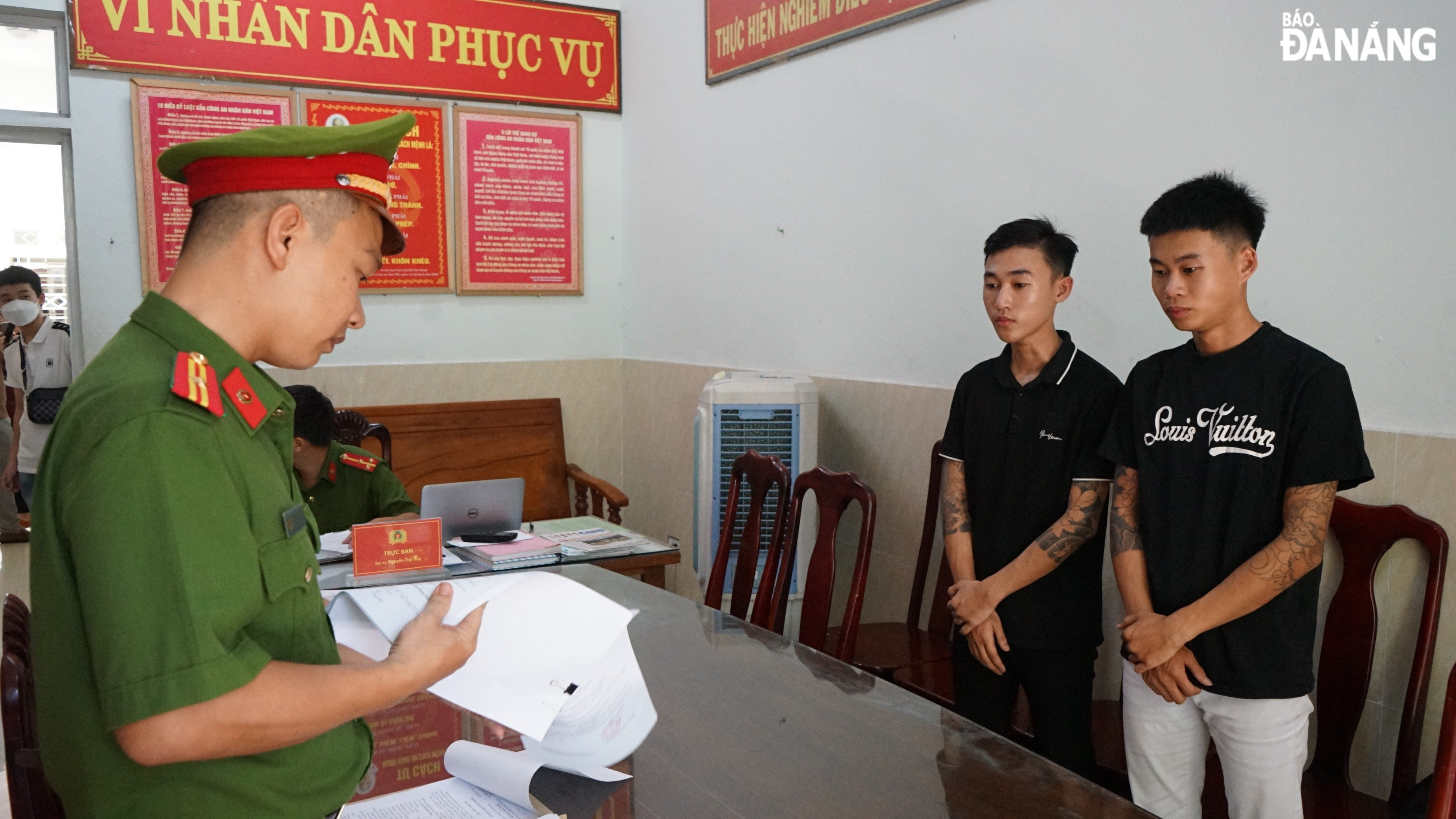 Cơ quan Cảnh sát điều tra Công an quận Hải Châu thực hiện lệnh bắt tạm giam các đối tượng (phải). Ảnh: TRÍ DŨNG