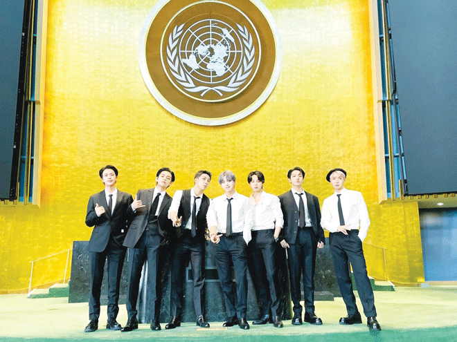 Nhóm BTS tại trụ sở Liên hợp quốc khi tham dự sự kiện “SDG Moment”.  Ảnh: AP News