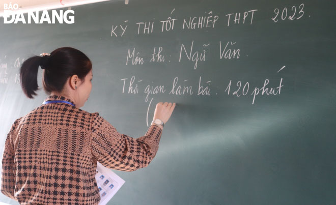Môn thi Ngữ văn với thời gian làm bài 120 phút. Ảnh chụp tại điểm thi Trường THPT Trần Phú.