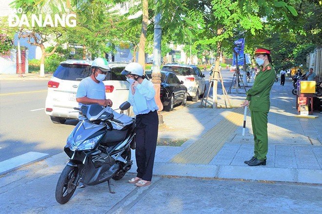 Lực lượng công an bảo đảm an ninh trật tự tại điểm thi Trường THPT chuyên Lê Quý Đôn