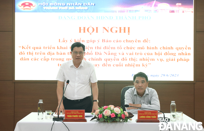 Phó Chủ tịch HĐND thành phố Trần Phước Sơn (bên trái) kết luận hội nghị.  Ảnh: MINH SƠN