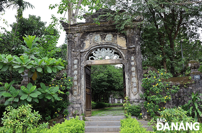 Cổng vào nhà vườn An Hiên, bên trên có hai chữ Hán 安軒.  Ảnh: V.T.L