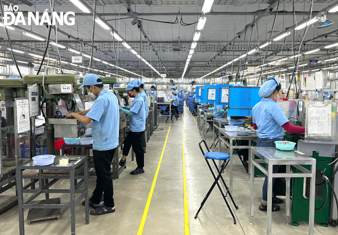 Việc bổ sung, đầu tư mới các khu công nghiệp mang nhiều lợi ích cho phát triển kinh tế - xã hội của thành phố. Trong ảnh: Công nhân sản xuất tại Công ty TNHH Daiwa Việt Nam (KCN Hòa Khánh, quận Liên Chiểu). Ảnh: M.Q	