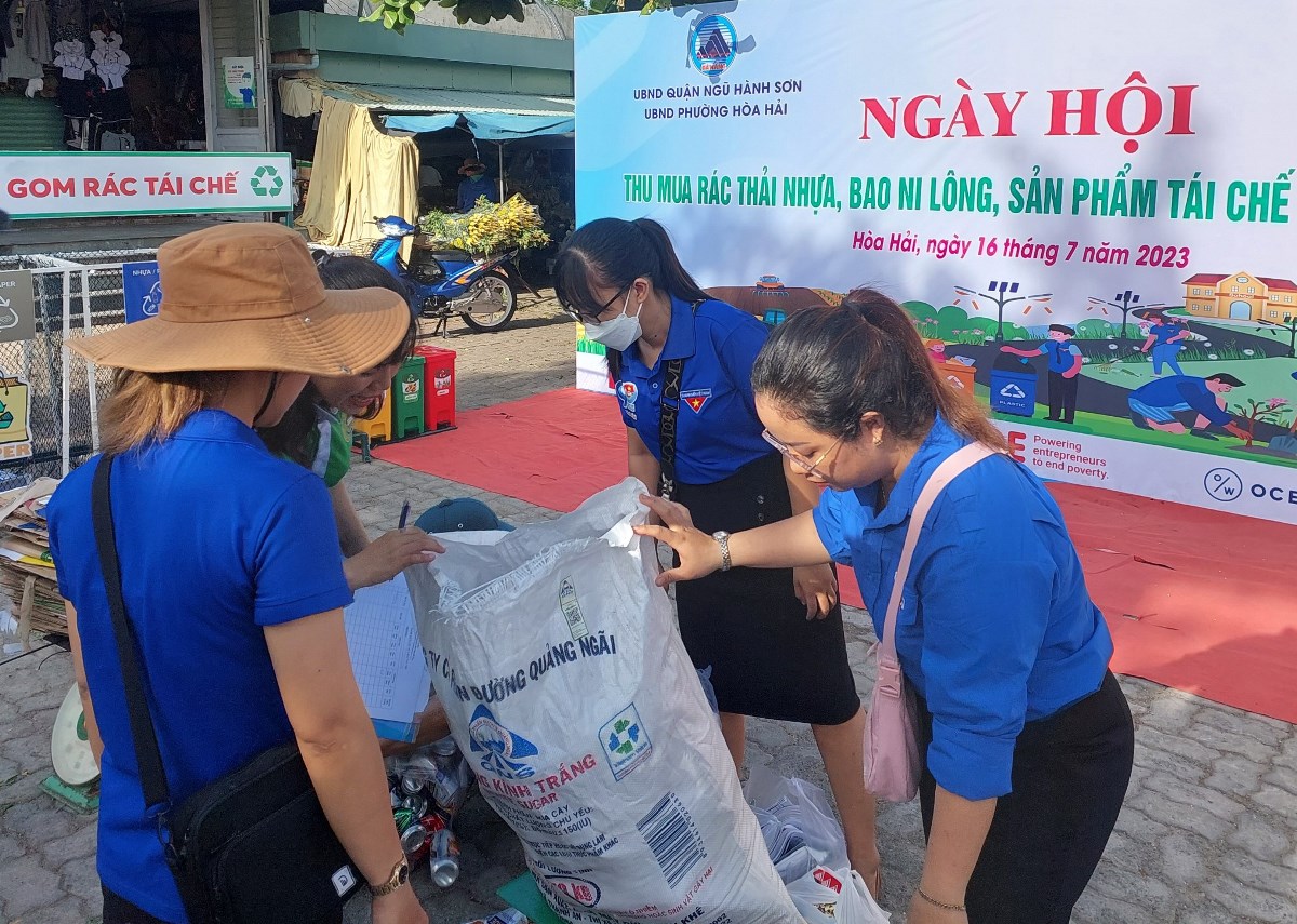 Đoàn viên thanh niên phường Hòa Hải (quận Ngũ Hành Sơn) tham gia ngày hội thu gom rác thải nhựa, bao ni lông và các sản phẩm tái chế. Ảnh: HOÀNG HIỆP