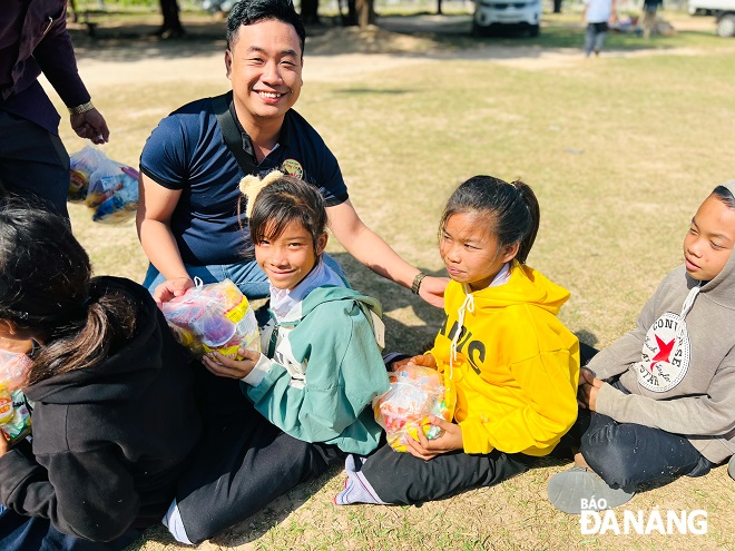 Nguyễn Quốc Huy tặng quà cho trẻ em trong một lần thiện nguyện tại Lào