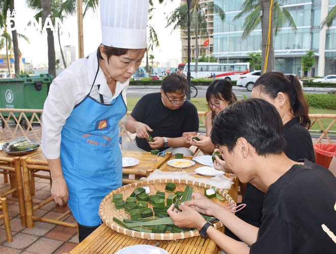 Người dân và du khách trải nghiệm làm bánh tại Lễ hội tận hưởng mùa hè Đà Nẵng 2023. Ảnh: THU HÀ