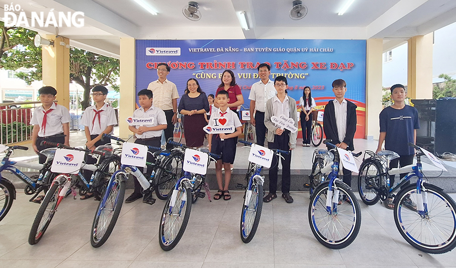 Tặng 15 xe đạp cho học sinh có hoàn cảnh khó khăn