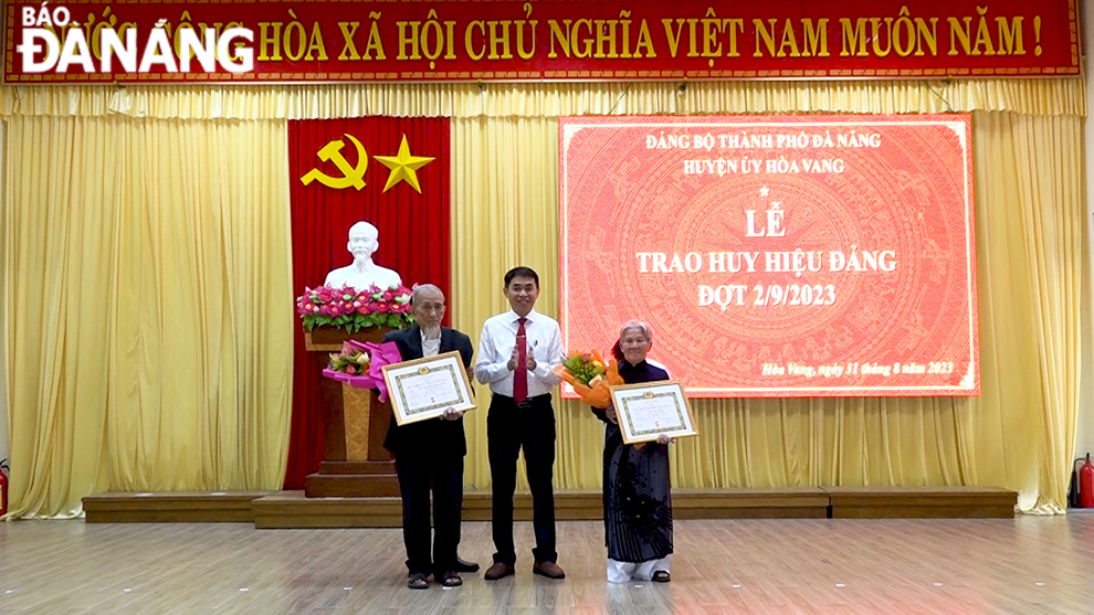 Huyện ủy Hòa Vang trao Huy hiệu Đảng đến 53 đảng viên