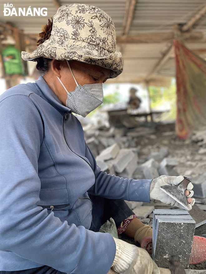 Bà Nguyễn Thị Tín dành cả cuộc đời chẻ đá tại làng nghề đá chẻ Hòa Sơn.