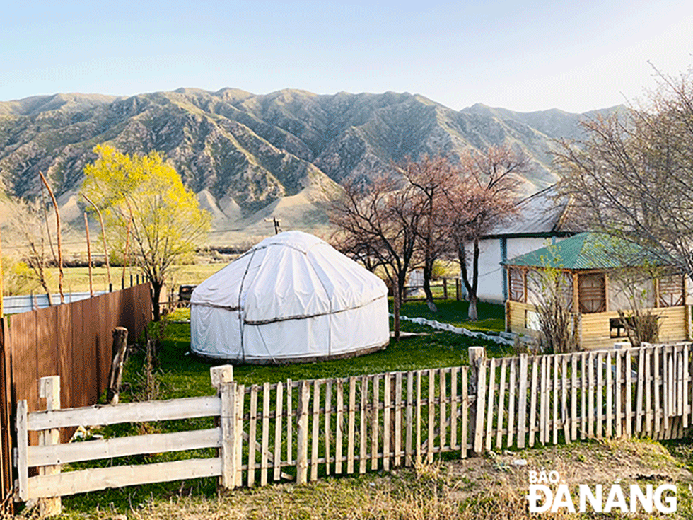 Yurt là nhà đặc trưng và truyền thống của cư dân du mục nơi đây.