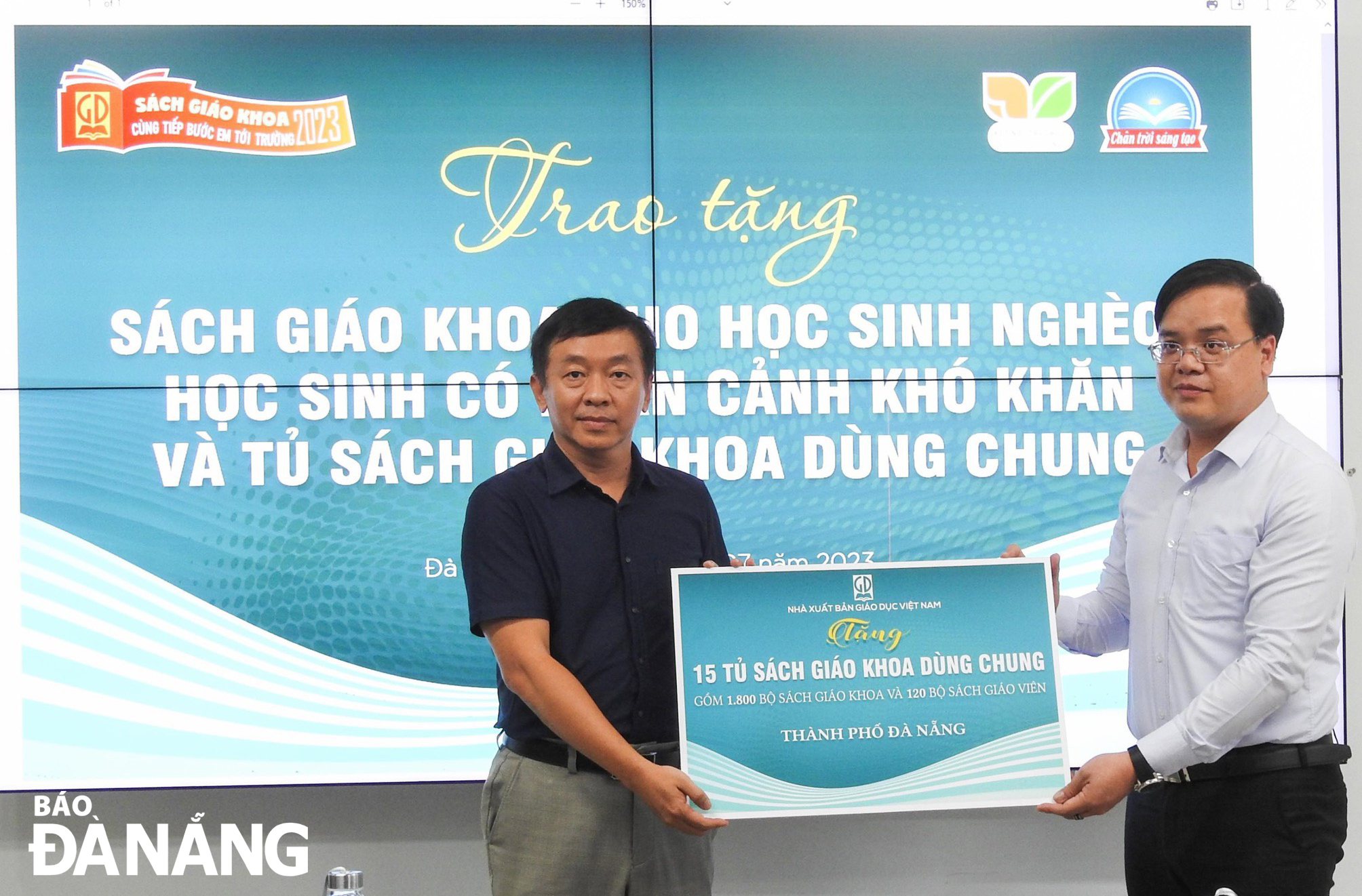 Nhà xuất bản Giáo dục Việt Nam tặng sách cho thành phố Đà Nẵng. Ảnh: NGỌC HÀ